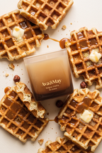 La Candela Ava&May Belgian Waffle 220 grammi sdraiata su un tavolo con intorno dei waffle belga appena sfornati e farciti con crema al caramello e burro