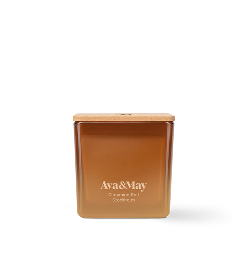Candela Ava&May Cinnamon Roll 220 grammi in vaso quadrato di vetro e coperchio di legno