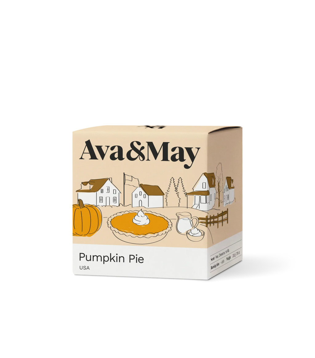 Scatola candela Ava&May Pumpkin Pie 220 grammi con illustrazione di paesaggio tipico autunnale in USA America