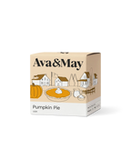 Scatola candela Ava&May Pumpkin Pie 220 grammi con illustrazione di paesaggio tipico autunnale in USA America