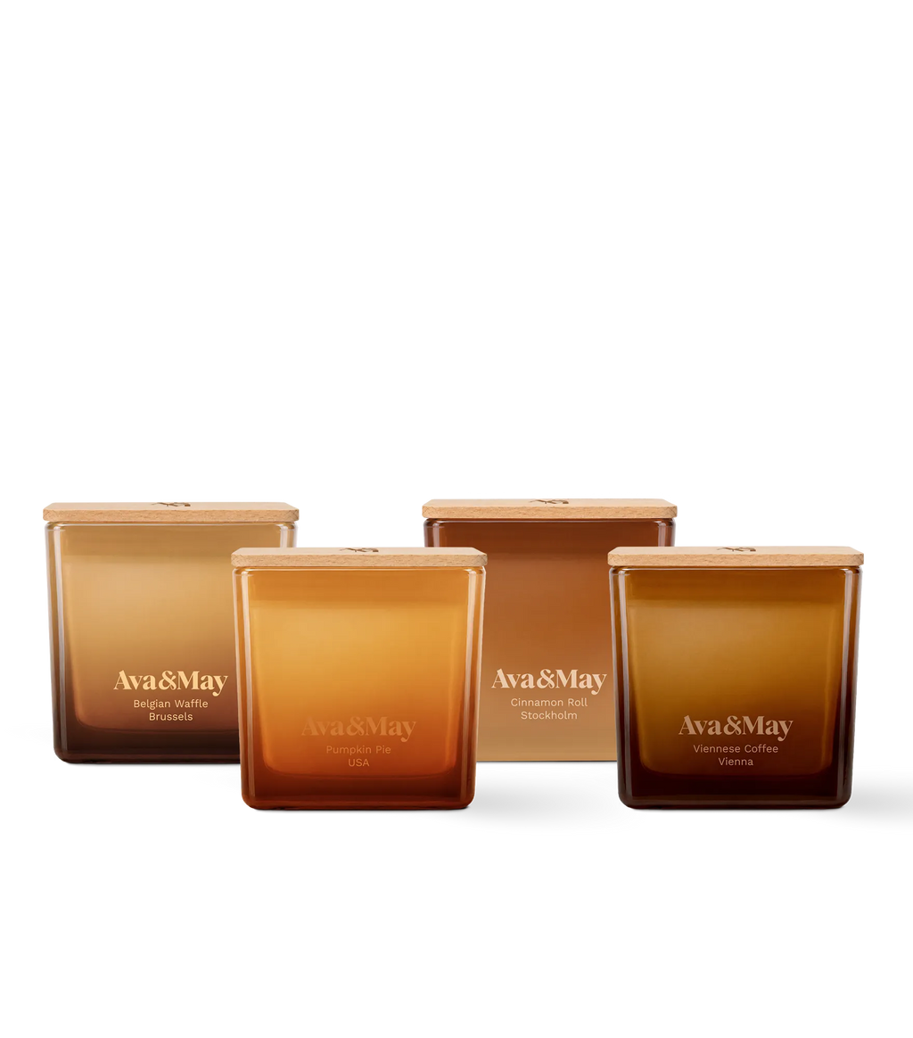 Set di candele Sweet Sensations di Ava&May: candele ai profumi di Belgian Waffle 220 grammi, Viennese Coffee 220 grammi, Pumpkin pie 220 grammi e Cinnamon Roll 220 grammi con coperchi in legno e di forma quadrata