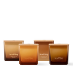 Set di candele Sweet Sensations di Ava&May: candele ai profumi di Belgian Waffle 220 grammi, Viennese Coffee 220 grammi, Pumpkin pie 220 grammi e Cinnamon Roll 220 grammi con coperchi in legno e di forma quadrata