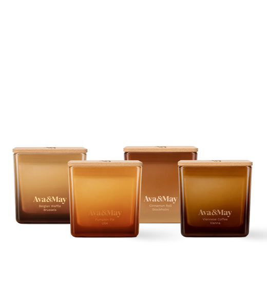 Set di candele Sweet Sensations di Ava&May: candele ai profumi di Belgian Waffle 220 grammi, Viennese Coffee 220 grammi, Pumpkin pie 220 grammi e Cinnamon Roll 220 grammi con coperchi in legno e di forma quadrata