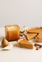 Candela Pumpkin Pie 220g di Ava&May accesa con crostata torta di zucca, pere e cannella