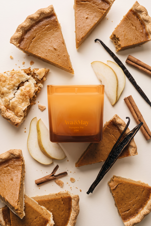 Candela Pumpkin Pie 220g di Ava&May con fette di torta di zucca, pere, cannella e vaniglia