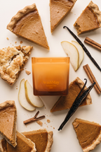 Candela Pumpkin Pie 220g di Ava&May con fette di torta di zucca, pere, cannella e vaniglia