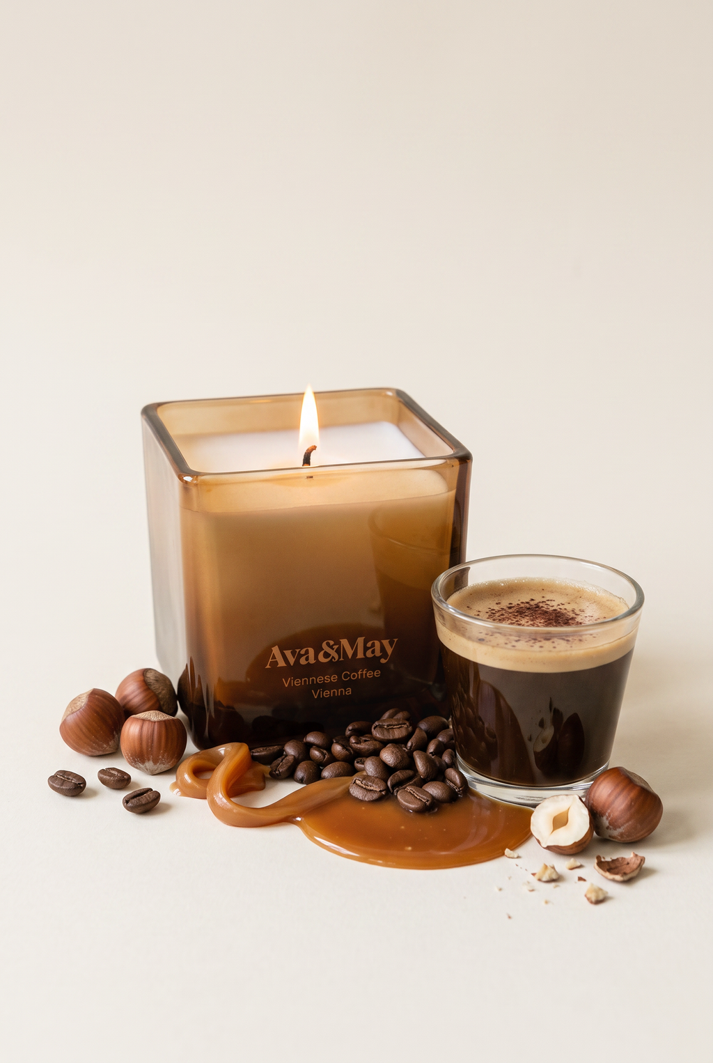 Candela Ava&May Viennese Coffee 220 grammi accesa con caffe espresso speziato, nocciole e crema al caramello