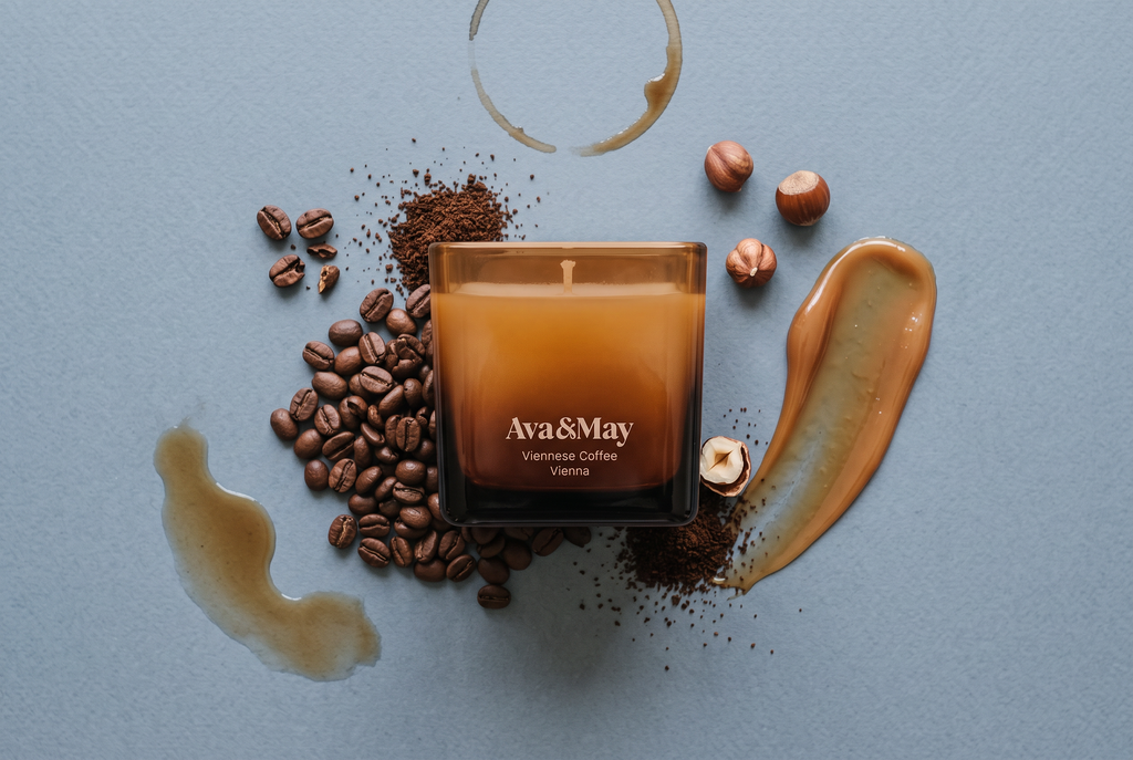 Candela Ava&May Viennese Coffee circondata da nocciole, chicchi di caffe, salsa al caramello e caffe